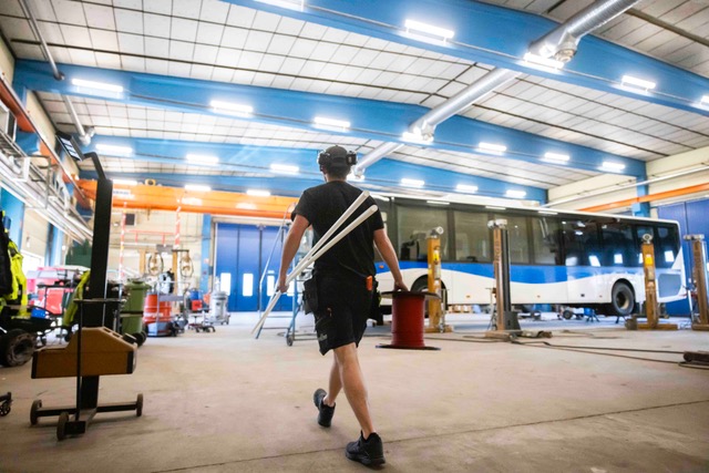 Certifierad tekniker på väg till arbete med installation och service av brandlarm i större fastighet.